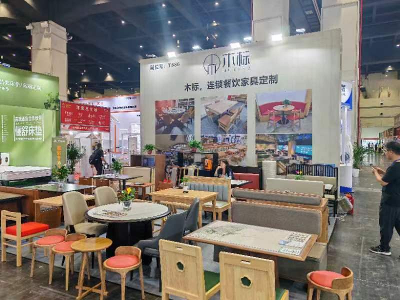 1721829374656621.jpg 餐廳選實木家具好還是合成材料的家具好